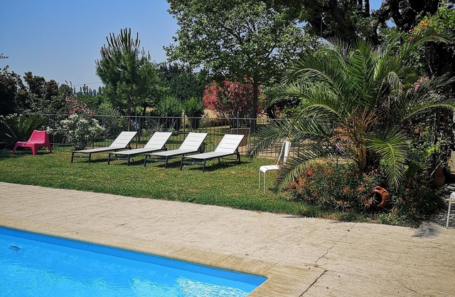 espaciosa casa rural con aire acondicionado cerca de NARANJA con piscina, jacuzzi y jardín maduro