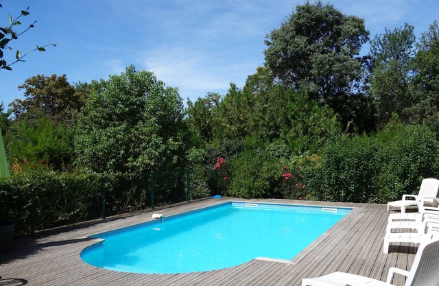Magnífica villa con piscina privada y ubicada entre el mar y la montaña
