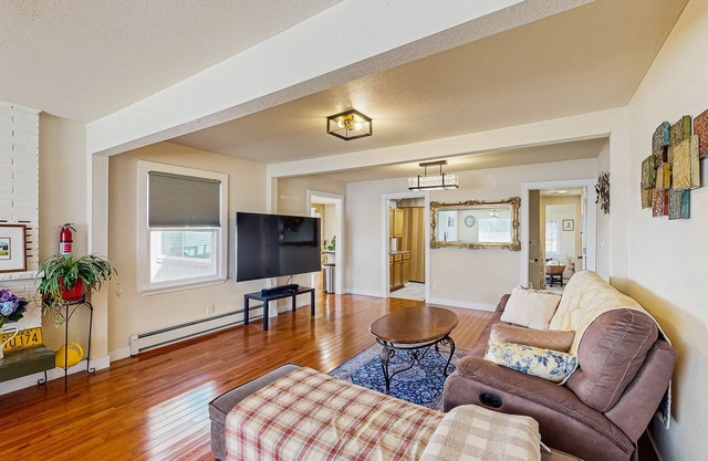 Spacious Anchorage Retreat with Separate Studio – Ideal for Groups