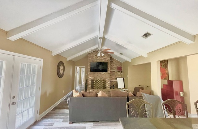 Spacious and bright 5bd 2 ba with jacuzzi tub.