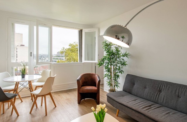 Spacious and bright apartment near Paris