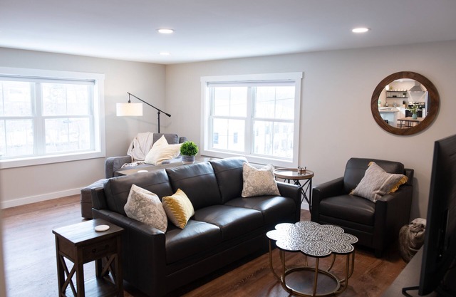 Spacious and Bright Downtown APT with River View
