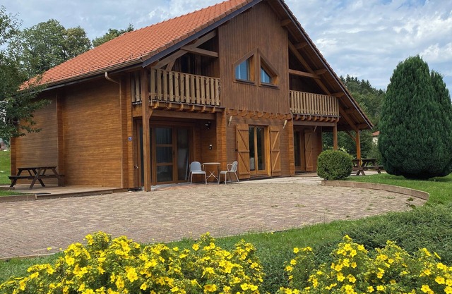 Spacious and charming chalet, 6 minutes from GERARDMER, optional jacuzzi