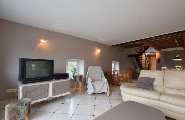 Moderna Casa de vacaciones en Libin con barbacoa