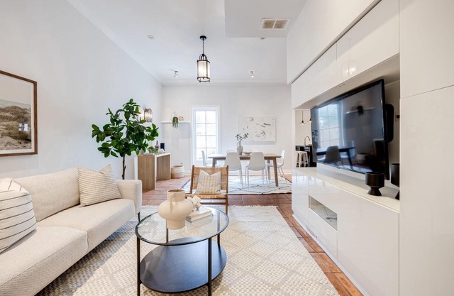 Spacious and Charming Modern 3-bedroom house in Leslieville w/ Hot Tub