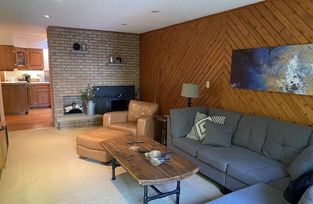 Spacious and cozy waterfront cottage in a quiet & friendly lakeside community.
