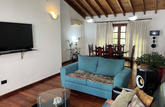 AMPLIA Y EXCLUSIVA CASA CENTRICA A METROS PARQUE SAN MARTIN Y CENTRO DE MENDOZA