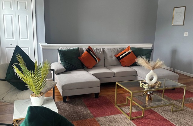 Spacious and Family-Friendly 3-bedroom Pad Near Airport! Parking on site!