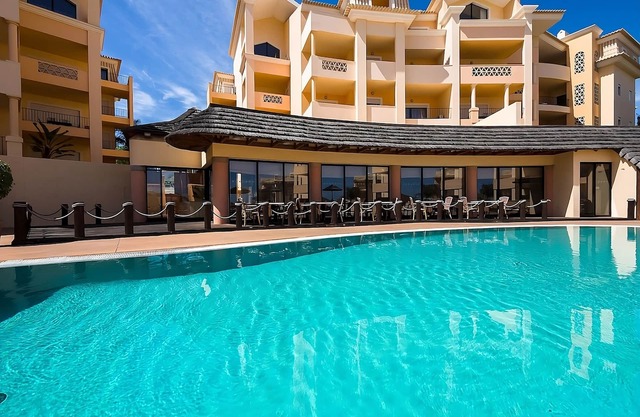 Spacious and Fully-furnished 3BR Apartment! Free Parking and 3 Swimming Pools!