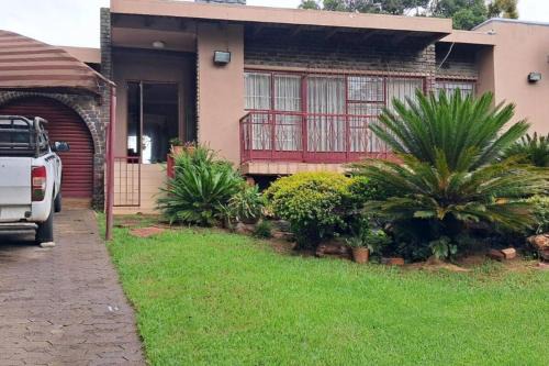 Spacious and homely 4-bed home in Honey Hills