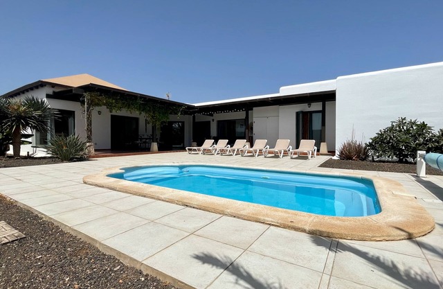 Amplia villa con piscina climatizada -Fibra