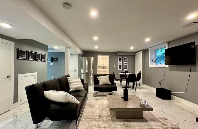 Spacious and Luxurious 2BR Suite with Huge Windows