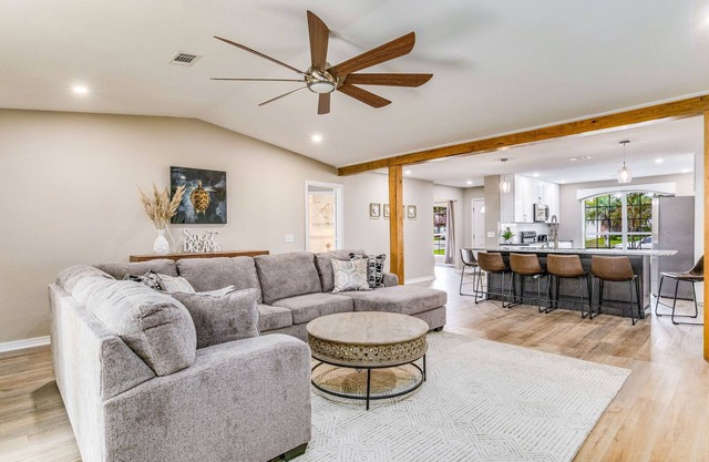 Spacious and Modern, Close to NAS , Room for Everyone