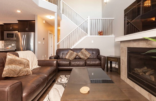 Spacious and Modern Full house in SW Edmonton, close 2 Airport nd Calgary trail