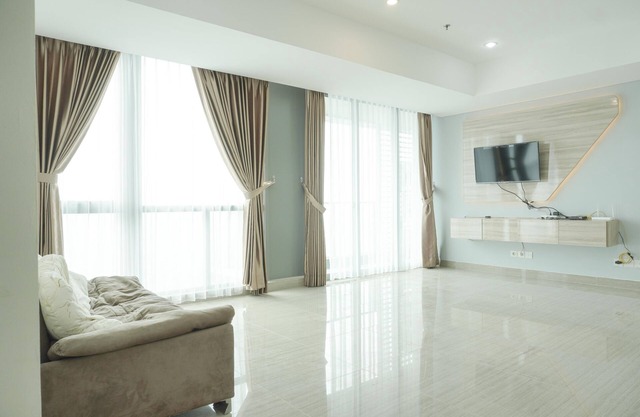 Spacious And Nice 2Br At Hillcrest House Apartment