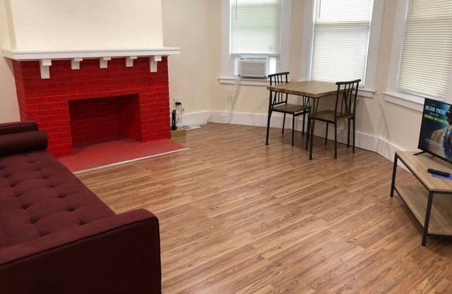 Spacious and private apartment with 3 bedrooms and 1 bathroom near Newark International Airport EWR and New York City
