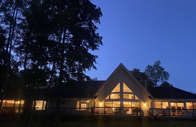Spacious and Serene Lakeside Home Sleeps 10