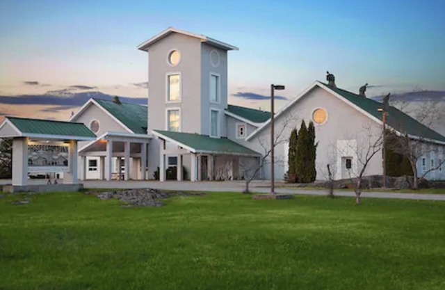 Spacious and spotless four-bedroom suite with full kitchen and livingroom.