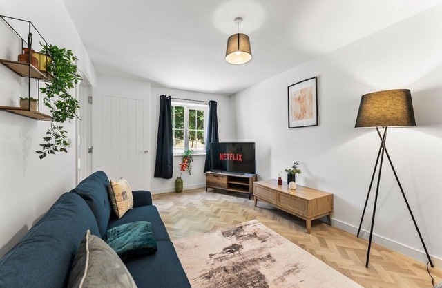 Spacious and Stylish Abode in Nottingham Sleeps 14