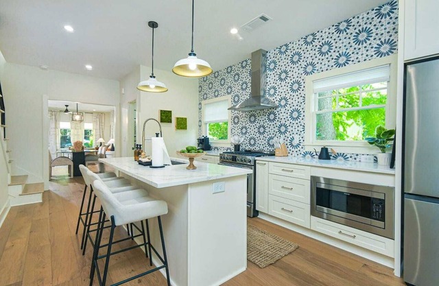 Spacious and stylish 2BR 2.5Bath nestled in the vibrant Grant Park neighborhood