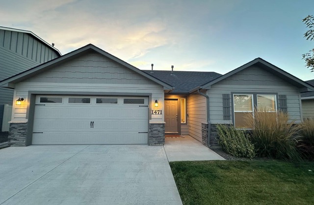 Spacious and stylish 3-bed 2-bath home with everything you need and more!