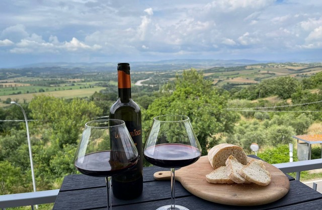 Spacious apartment with beautiful views of the Ombrone River and Mount Amiata