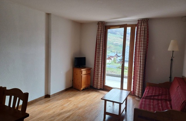 Apartamento espacioso a 300m de pistas y tiendas, balcón sur, parking. Confortable