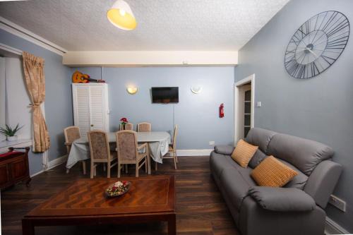 Spacious Apartment by Edinburgh Castle and Meadows