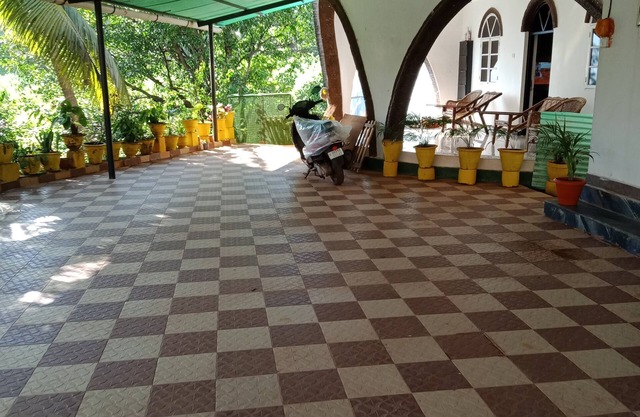 Spacious apartment, candolim beach & supermarkets at walking distance