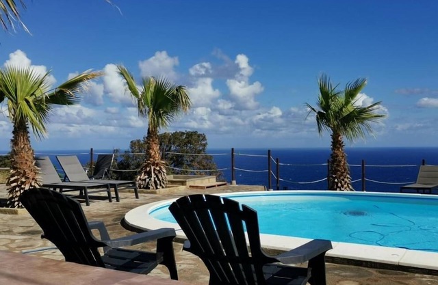 Amplio apartamento en villa con piscina