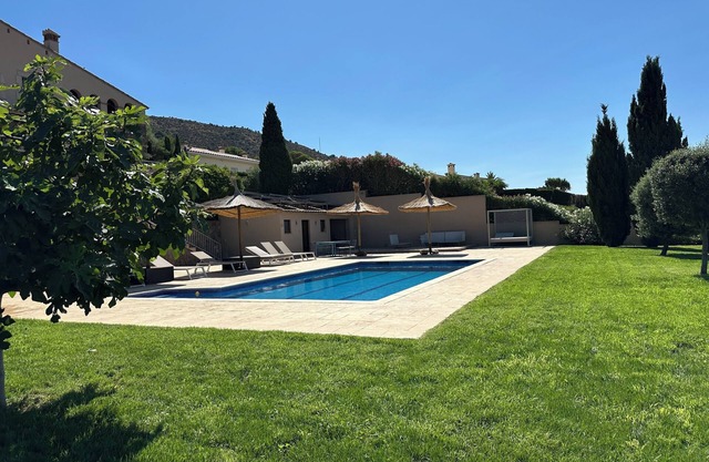 Spacious apartment & pool