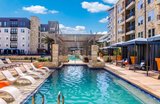Spacious Apartment/ pool/ Free Parking /fitness room with 2 TV.