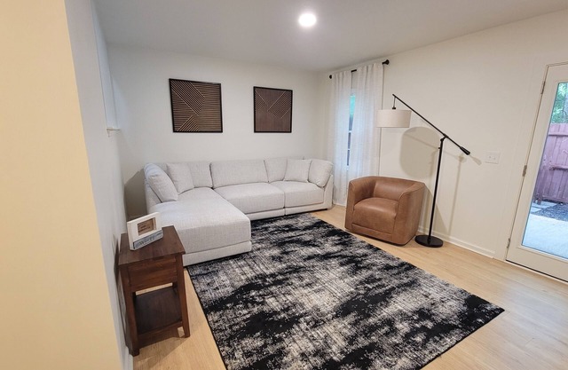 Spacious Apartment With 2-King Master Bedroom Suits