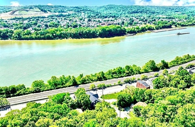 Spacious Apartment with Amazing views of Ohio River!