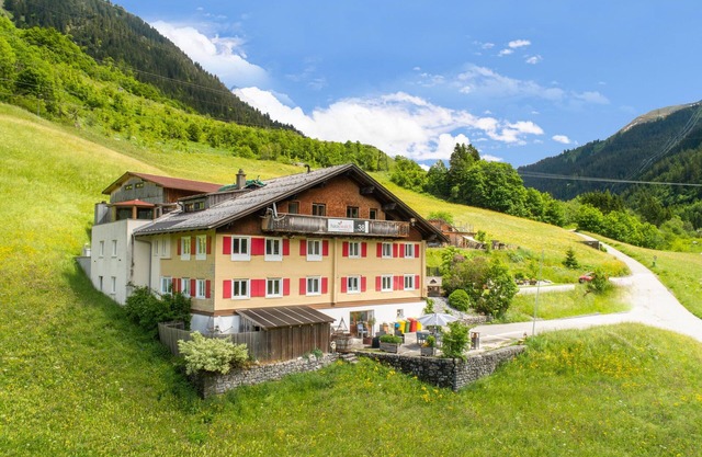 Spacious apartment with ski storage and terrace
