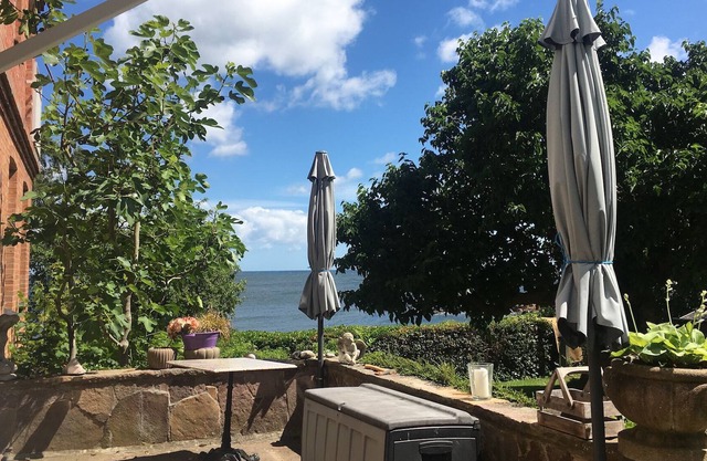 Spacious apartment with sea views, terrace and access to the garden