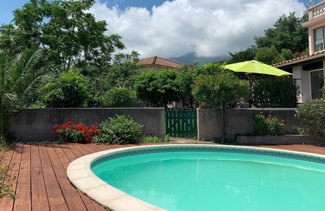 Spacious apartment with pool, beautiful terrace, garden access and sea views