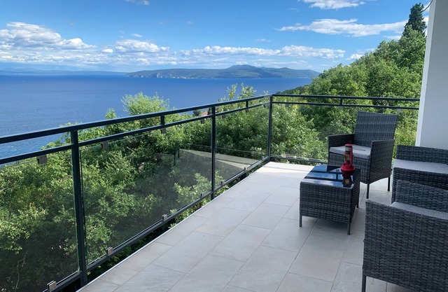 Spacious apartment with a beautiful view of the sea