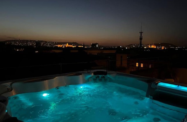 Spacious apartment with shared jacuzzi/private terrace