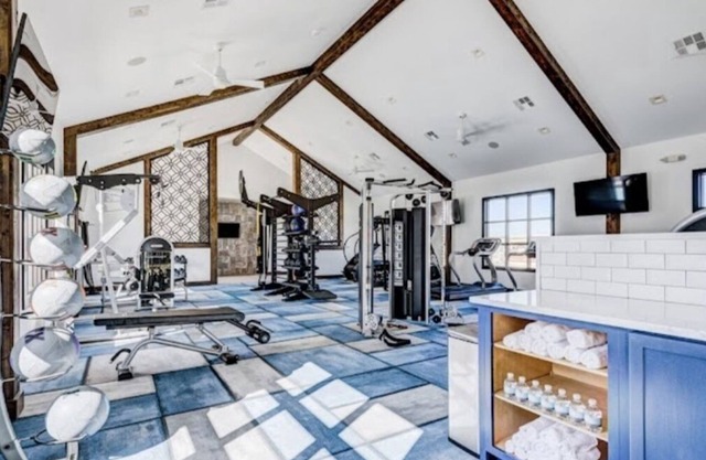 Spacious apartment with lovely pool and gym