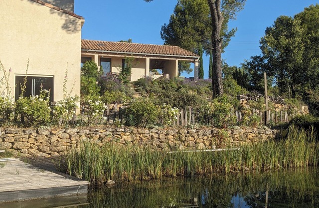 Amplia casa de arquitecto con piscina natural de 15m x 4