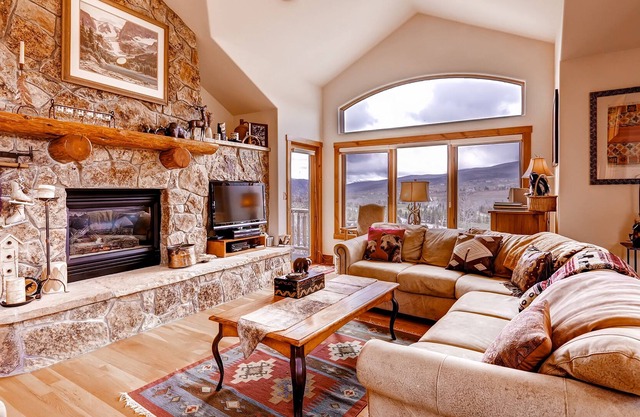 Spacious Arrowhead Townhome, Alpine Views, 4 Br + Den 4 Bedroom Townhouse by RedAwning