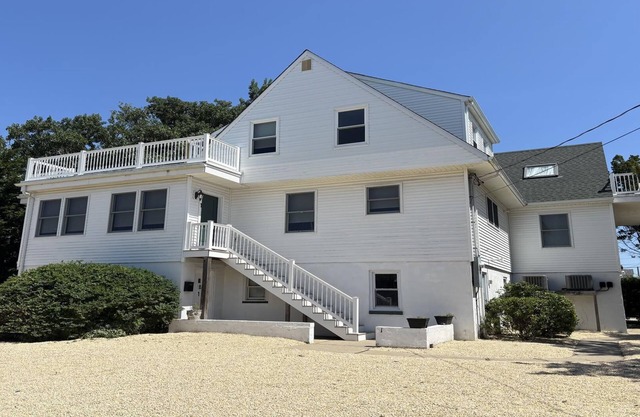 Spacious bay block 6 bedroom 4 bath home in Beach Haven Gardens