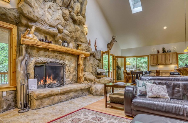 Spacious Barlow Trail Lodge, 2 fireplaces, media room, hot tub