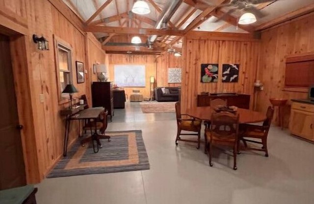 Spacious barnhouse with easy access to trails, waterfalls, rivers. Pet friendly.