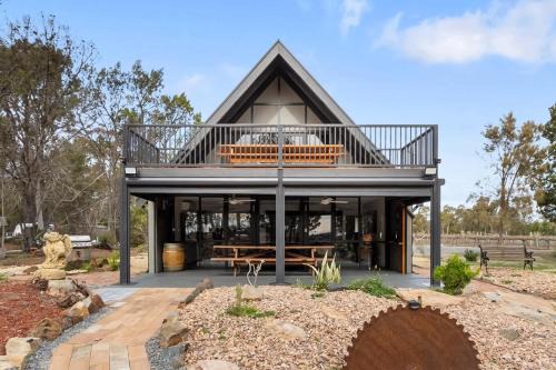 Spacious Barossa Retreat with Balcony Views