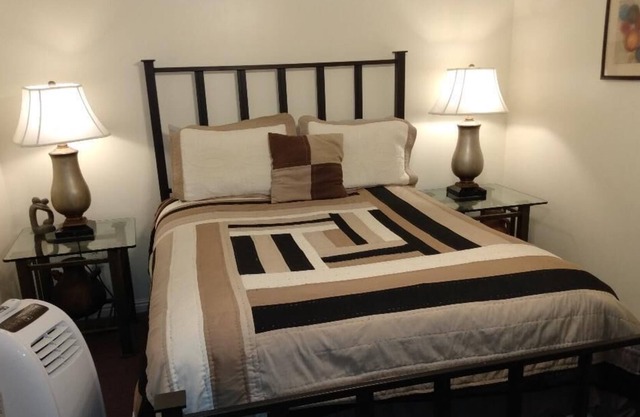 Amplio 3 dormitorios / 2ba Town Home Pet-Friendly cerca de la histórica 25
