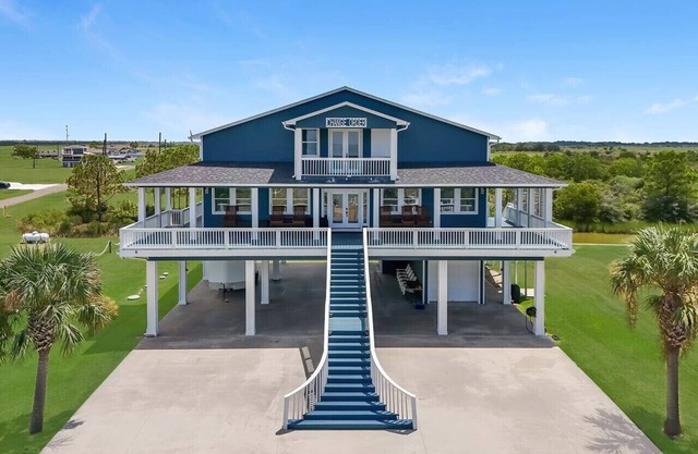 Spacious Bayfront home