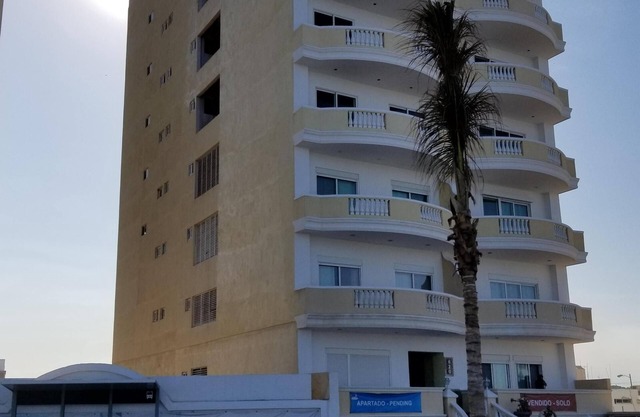Espaciosa playa, 1 master suite, 1 1/2 baño La Marina # 202