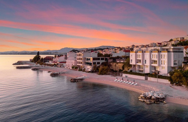 Spacious Beachfront Apartments Tanita
